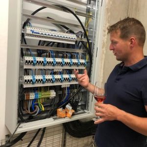 pauristch   vor schaltschrank